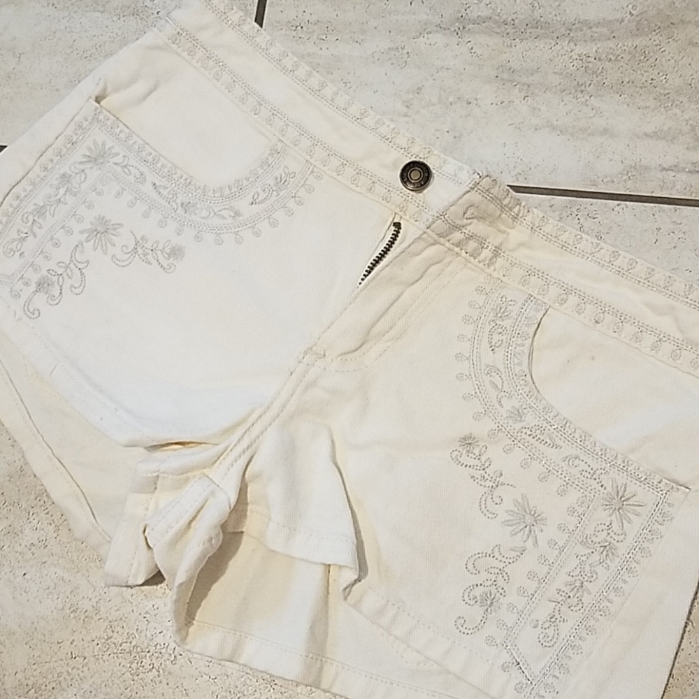 Forever21 Size 26, cream with silver detail shorts